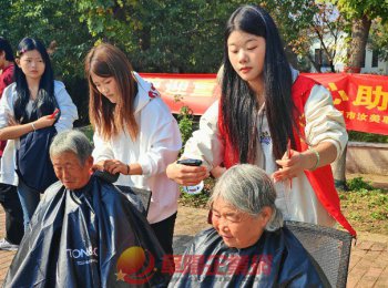 阜陽(yáng)市汝美職校開(kāi)展“情暖重陽(yáng) 銀齡關(guān)愛(ài)” 愛(ài)心義剪活動(dòng)