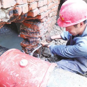 安徽阜陽(yáng)：不畏烈日，他們走遍大街小巷
