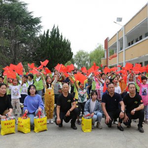 阜陽市愛心演藝協(xié)會(huì)攜手愛心企業(yè)“中國(guó)節(jié)”慰問留守兒童