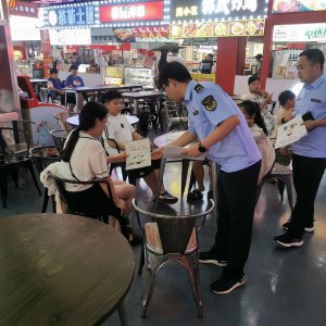 潁上縣市場監(jiān)督管理局開展“餐餐光盤 拒絕‘?！纭蔽拿鞑妥佬麄骰顒? class=
